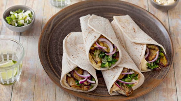 Vegetarische, glutenfreie Burritos mit Aubergine, Kräutern und Hummus