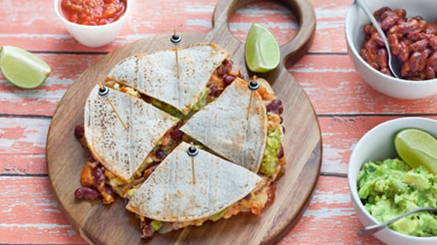Fajitas auf Quesadilla-Art mit zerdrückter Avocado, Cheddarkäse und Kidneybohnen