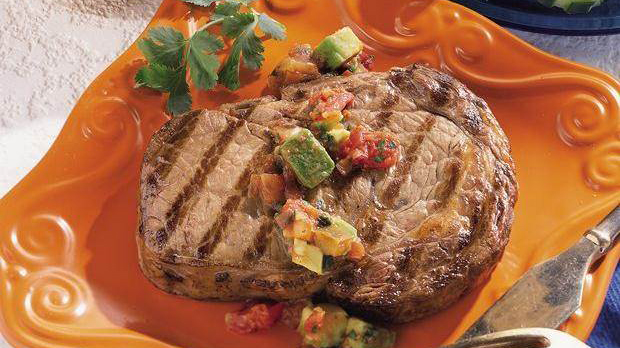 Rib-Eye-Steaks mit Avocado-Salsa